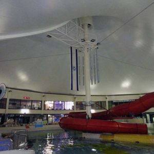 Estructura tensada en forma de circo en parque acuático yamit
